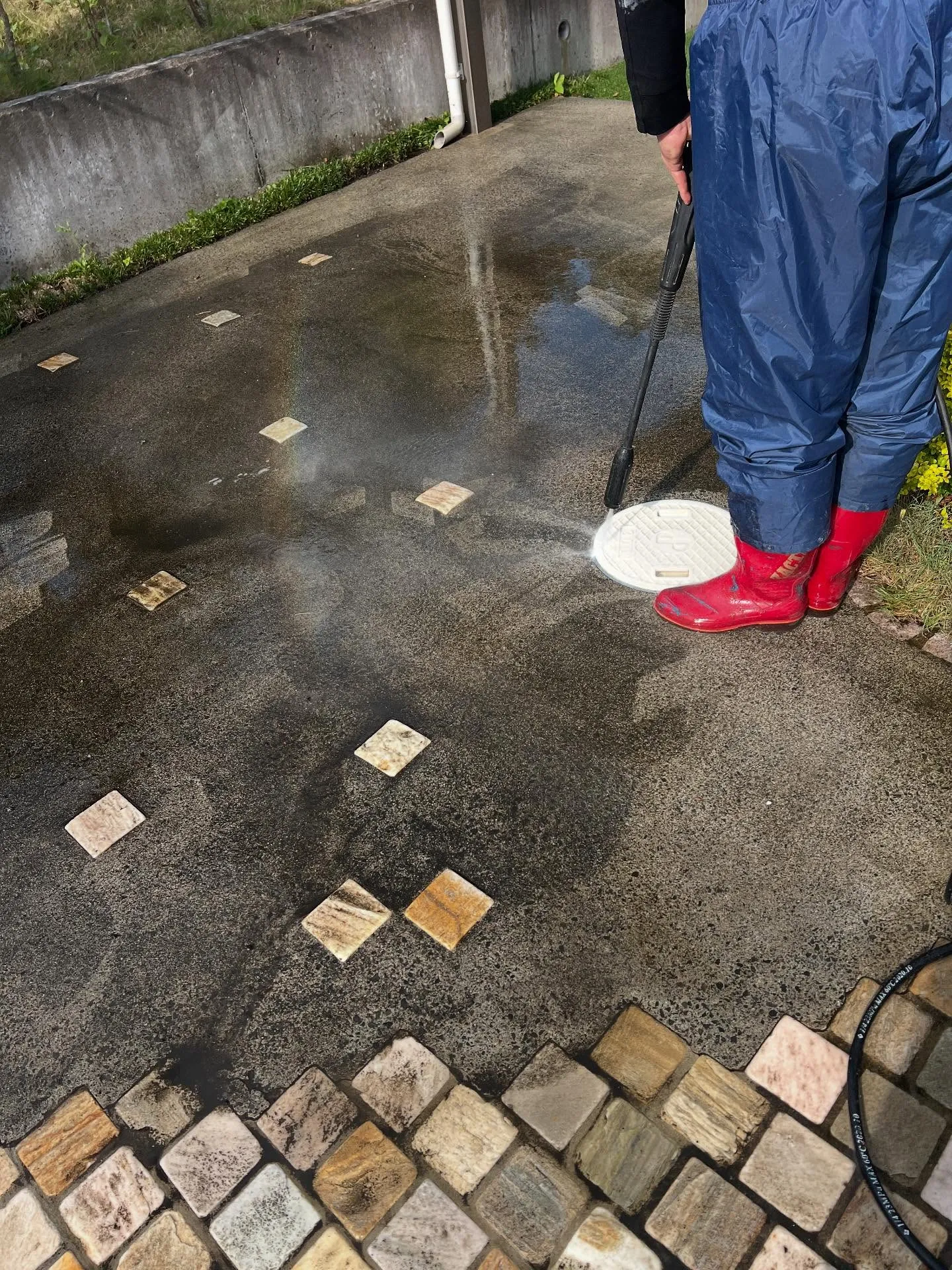 🧼✨ 仙台で、お宅の外壁や駐車場、ベンチをピカピカにしません...