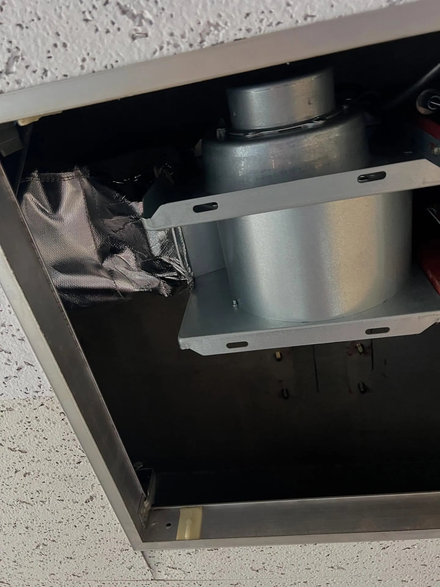 仙台の空調職人さん、頑張ってますよ！💪20代から60代まで、...